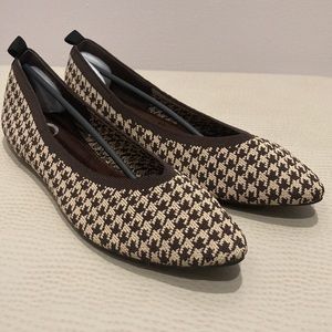 Journee Collection Karise Flat